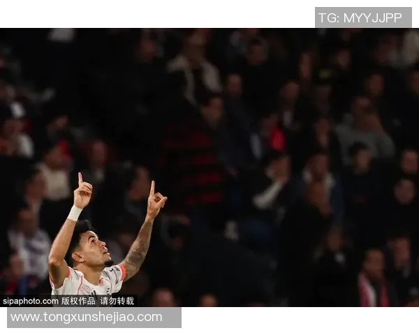 足球明星意外失误瞬间曝光引发热议球迷反应各异 足球明星意外失误瞬间曝光引发热议球迷反应各异